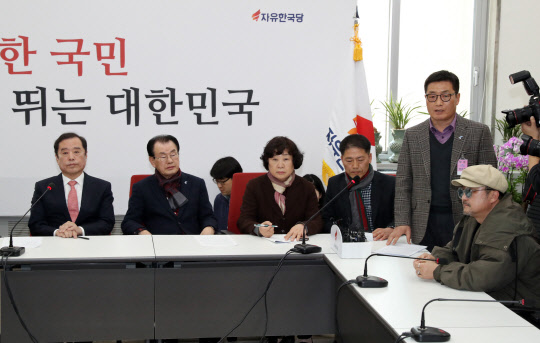자유한국당 김병준 비대위원장(왼쪽 첫번째)이 13일 국회를 방문한 5.18 단체 관계자들에게 일부 의원들의 발언 관련 항의를 받고 있다. 연합뉴스